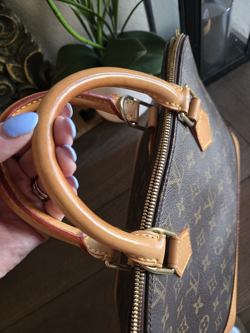 Authentic Louis Vuitton Monogram Alma Handbag in Brown/Tan - Picture 8 of 16